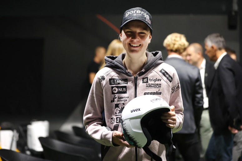 Enako kot drugi člani slovenske reprezentance se bo tudi Ema Klinec letos predstavila v čeladi z novo grafiko - v zraku naj bi spominjala na beloglavega orla. 