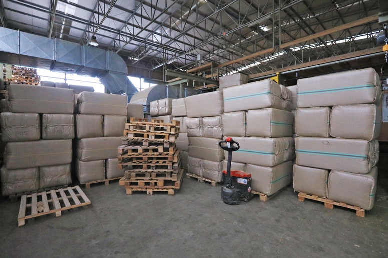 Skladišče hmelja, pripravljenega na izvoz, v Radljah 