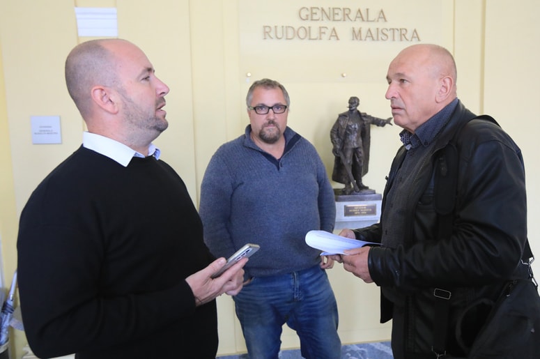 Miha Recek, Igor Jurišič in Milan Mikl pred začetkom seje 