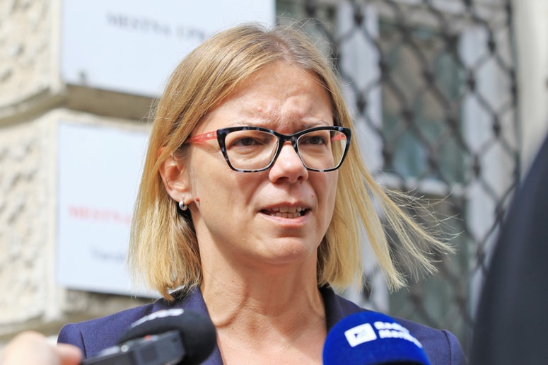 Dogovor je po besedah ministrice za javno upravo Sanje Ajanović Hovnik vreden 611 milijonov evrov.