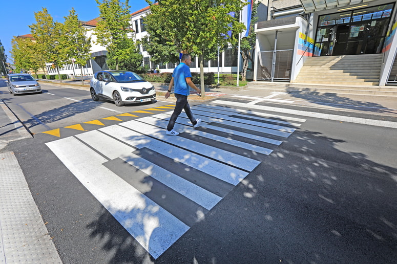 Pešci so kot ranljivejši udeleženci najbolj ogroženi v naseljih. 