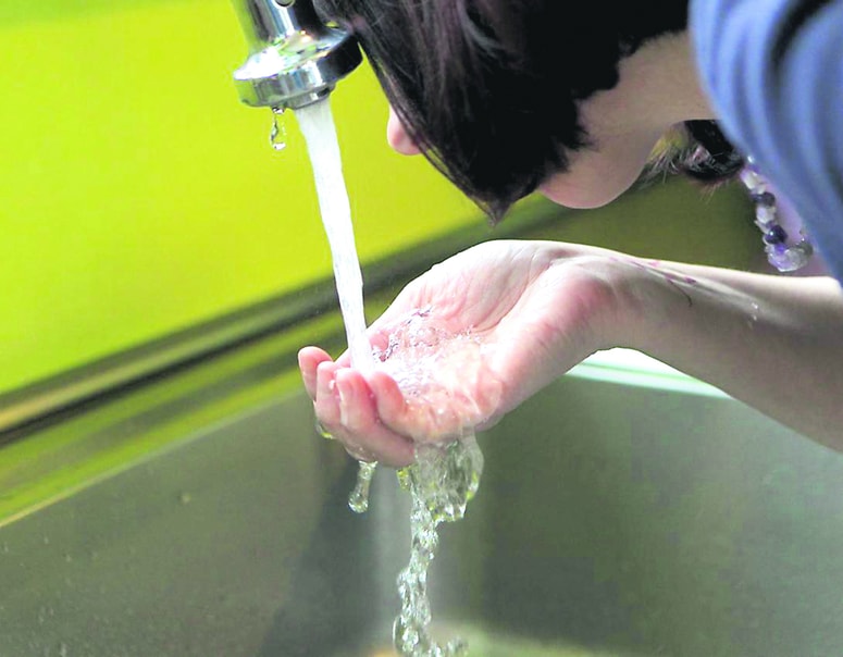 V delu Žalca in Polzele sumijo, da je več ljudi dobilo trebušne težave zaradi vode. Do preklica je na tem območju vodo obvezno prekuhavati.