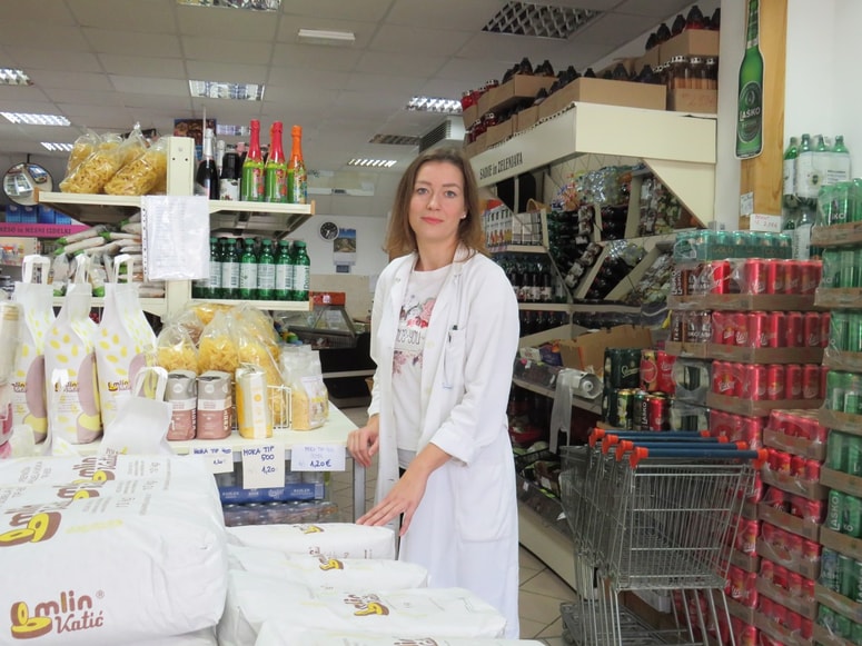 Magistrica ekonomije Katja Deželak veliko veselja najde v svoji trgovini Alteja.