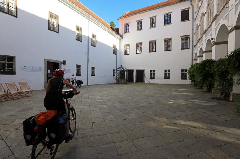 Prva točka srečanja z Ormožem je najpogosteje grad, kjer imajo Tic
in degustacijsko vinsko klet. 
