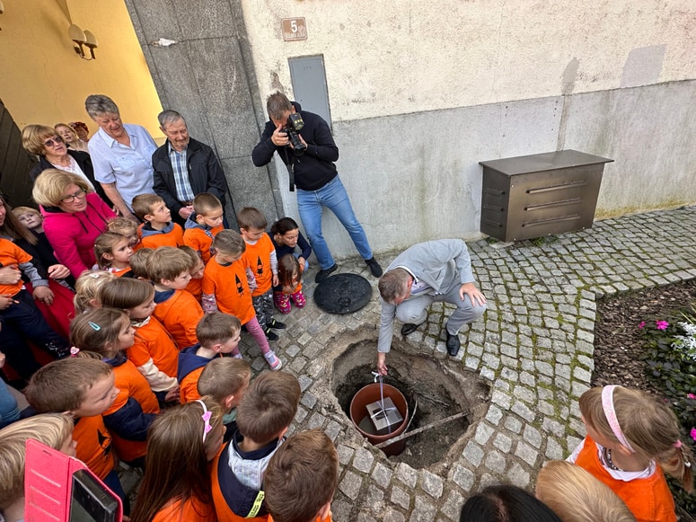 Glavna fotografija članka:(FOTO) V Slovenj Gradcu zakopali časovno kapsulo. Kaj je v njej?