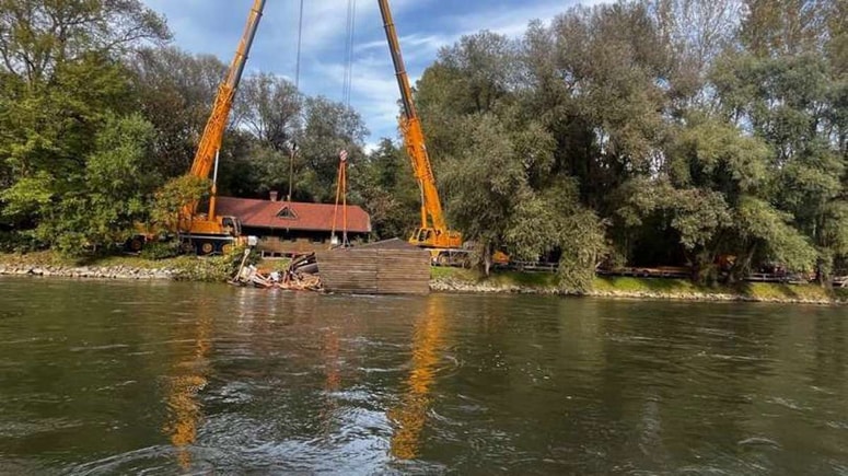 Glavna fotografija članka:(FOTO) Na Otoku ljubezni pri dvigovanju mlina iz Mure prišlo do neljubega dogodka