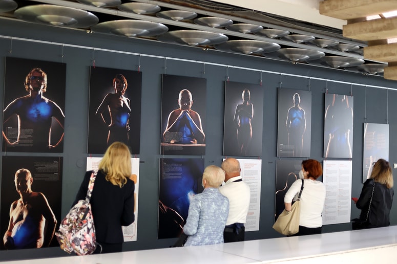 Otvoritev fotografske razstave aktov oseb s presajenimi organi je zaznamovala 8. oktober, evropski dan darovanja ter presaditve organov in tkiv. 