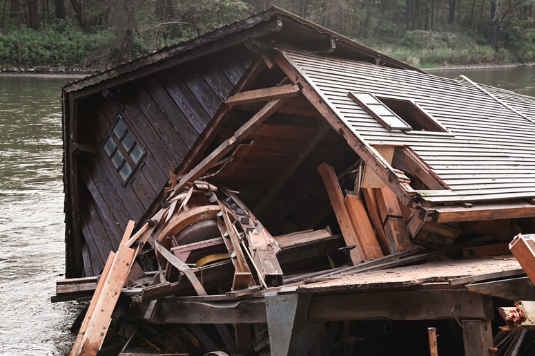 Pri dvigovanju celotnega mehanizma z dvigali iz vode se je zgodila nesreča, o kateri smo poročali.
 