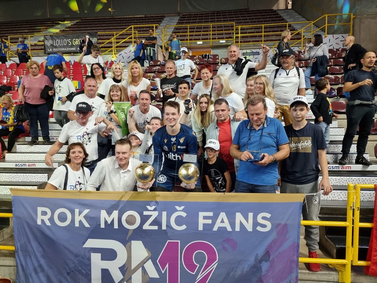 Rok Možič z dvema zlatima žogama in podporo slovenskih navijačev v Veroni. 