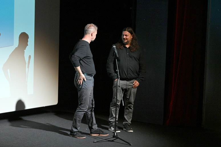 Scenarist Štefan Kardoš ter režiser in snemalec Jože Glažar sta ustvarila film o Milanu Vincetiču. 