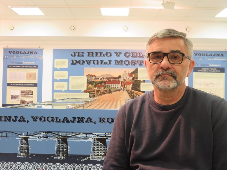 Avtor razstave Bojan Himmelreich; v ozadju dvojni kapucinski most 