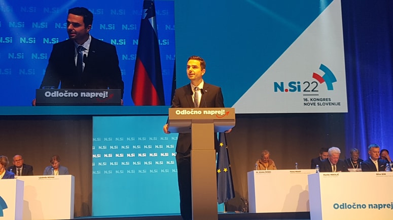 Matej Tonin med nagovorom članov stranke NSi. 