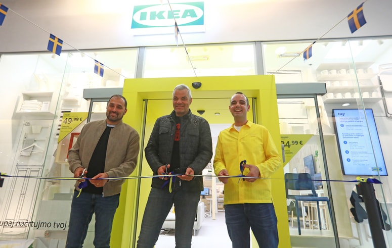 Trak je pomagal prerezati tudi mariborski župan Saša Arsenovič, ob vodji trga Ikea Slovenija Cas Lachaert (desno) 