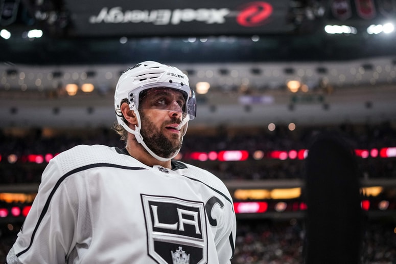 Glavna fotografija članka:Nagrada za športni duh in gentlemansko vedenje v roke Anžeta Kopitarja