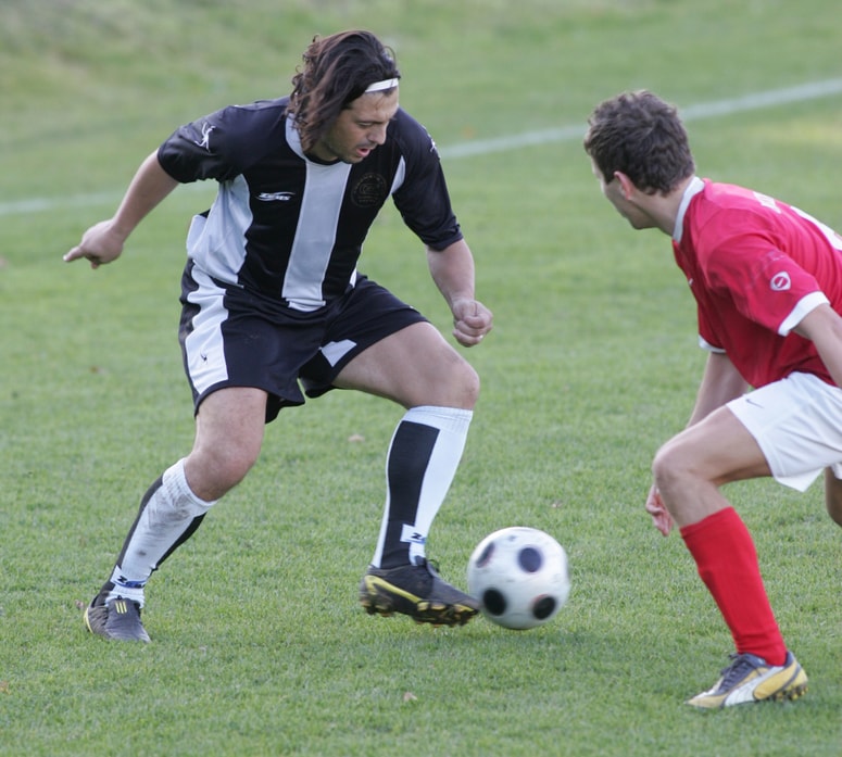 Najbolj znan igralec v zgodovini NK Limbuš je Zlatko Zahovič, ki je majico kluba nosil v sezoni 2008/2009; prizor je s tekme z Lenartom.