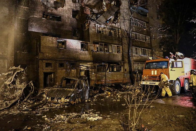 Posledice strmoglavljenja ruskega lovca v stanovanjsko zgradbo v mestu Jejsk.