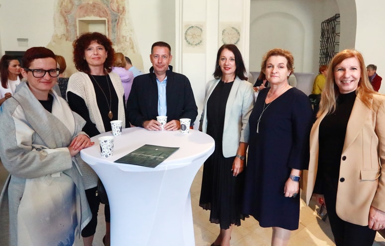Zaključno konferenco projekta Pridobivanje temeljnih in poklicnih kompetenc so začeli z druženjem.