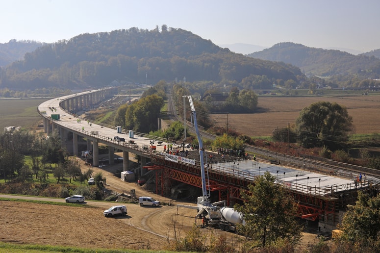 Viadukt Pesnica je dolg 896 metrov.
