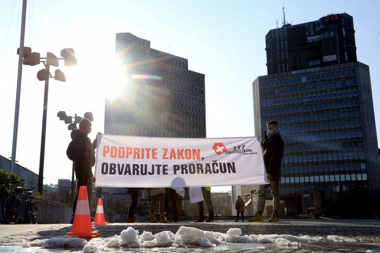 Združenje Frank si je skupaj z državnim svetom leta 2022 prizadevalo za sprejetje zakona, ki bi sistematično uredil problematiko kreditiranja v švicarskih frankih. 