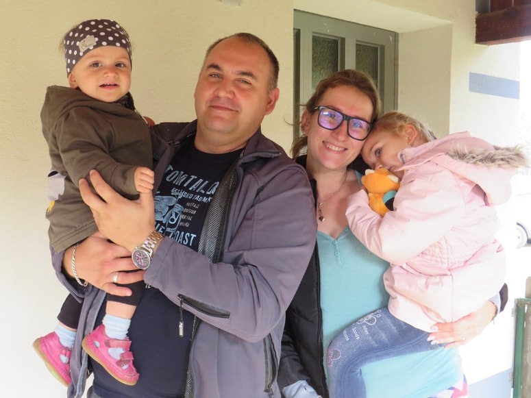 Starša Marjan in Jasmina sta srečna ob vsakem nasmehu in napredku svojih hčerkic Mie in Pie.
 