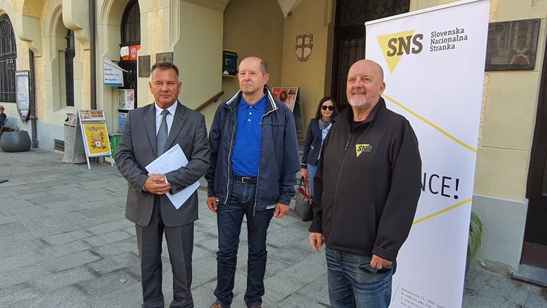 Andreja Lacka (na sredini) sta ob vložitvi kandidature spremljala mariborski svetnik Zvonko Zinrajh in Zmago Jelinčič.
