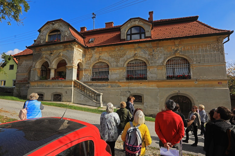 Vila Marija, kjer je bila vmes policijska postaja, je le ena od propadajočih vil v Košakih. 