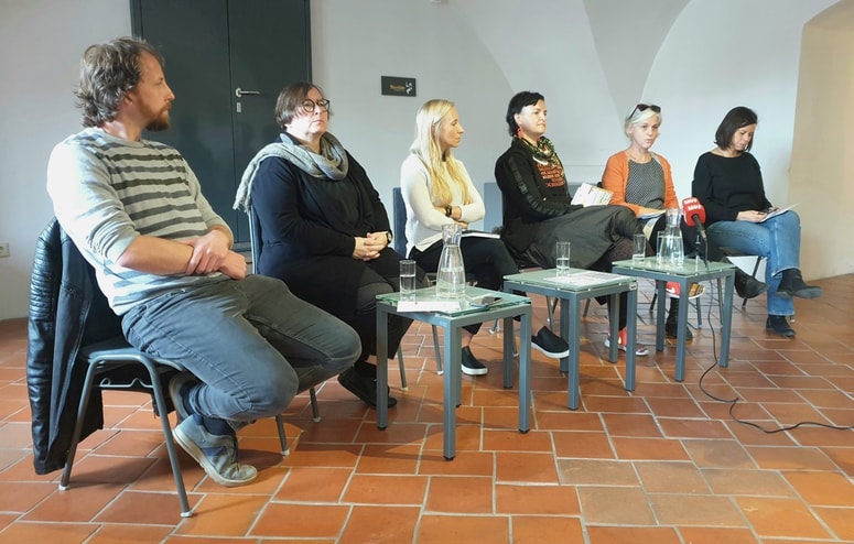 Žiga Brdnik, Katarina Klančnik Kocutar, Mojca Pernat, Maja Malus Azhdari, Hana Repše in Urška Breznik na predstavitvi programa v Lutkovnem gledališču Maribor