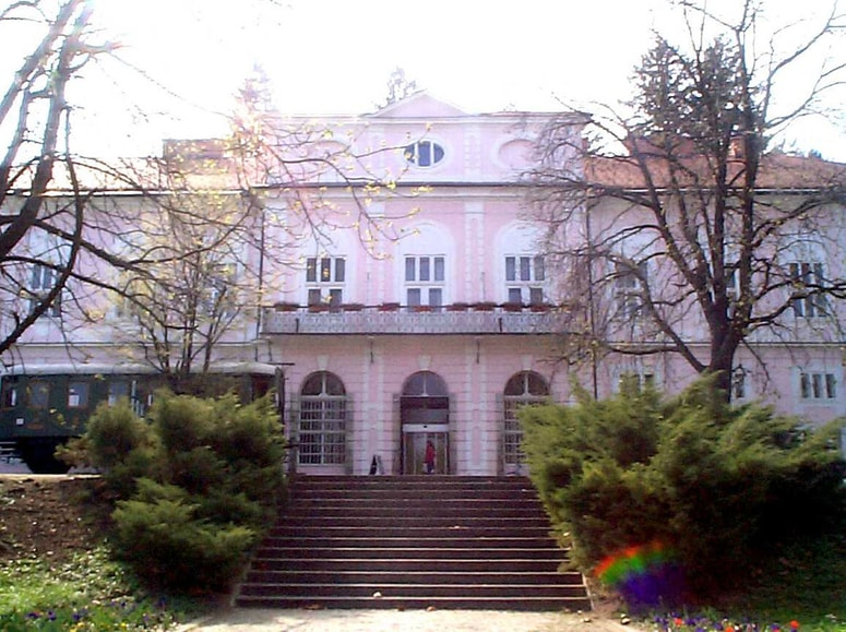 Muzej novejše zgodovine Slovenije deluje v Cekinovem gradu v parku Tivoli v Ljubljani.