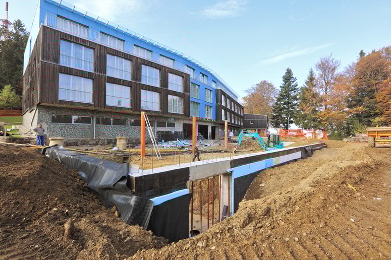 Temelji za nov 25-metrski bazen ob hotelu Bellevue, v katerem naj bi se prvi gostje kopali že letos.