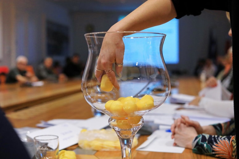 Številke so se skrivale v rumenih kroglicah ležečih v stekleni bovli