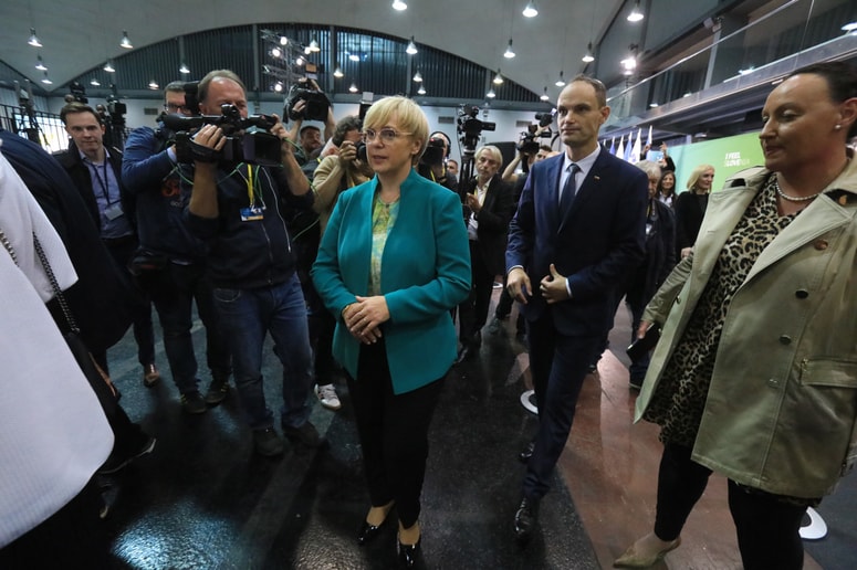 "S soočenjem v živo želimo bralkam in bralcem, poslušalkam in poslušalcem omogočiti, da dobijo tiste odgovore, ki jih morda še nimajo," k spremljanju v živo, na radiu ali online vabi odgovorni urednik Večera Matija Stepišnik.  