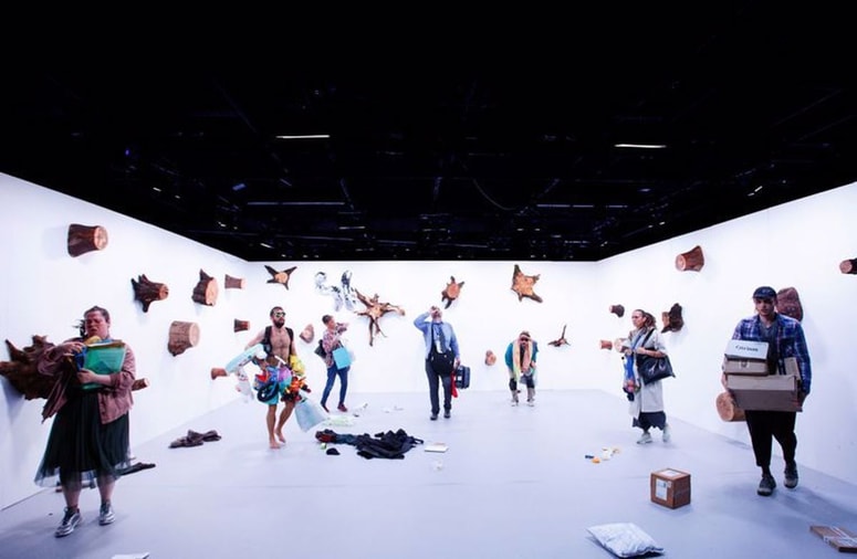 Glavna fotografija članka:(GLEDALIŠKA KRITIKA) Zemlja pleše na tekočem traku