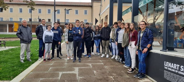 Devetošolci ob lenarški časovnici

