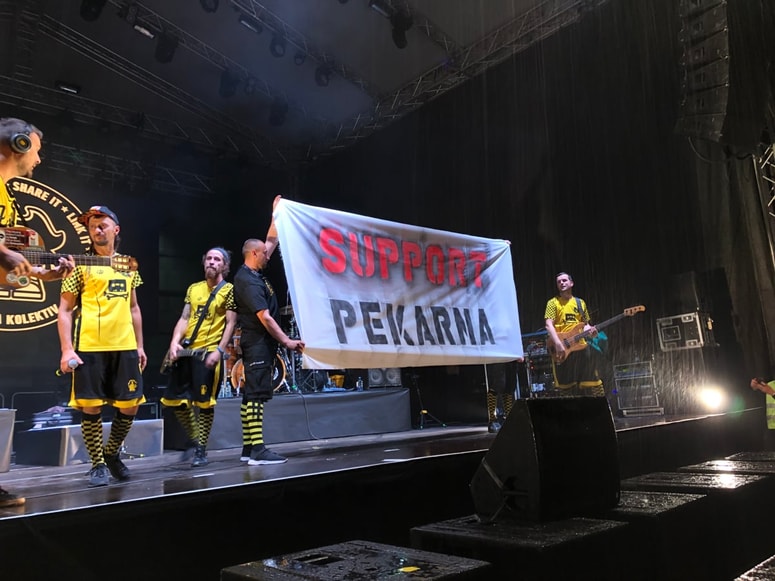 Podporo Pekarni je na lanskem koncertu v Mariboru izrazila tudi skupina Dubioza kolektiv. 