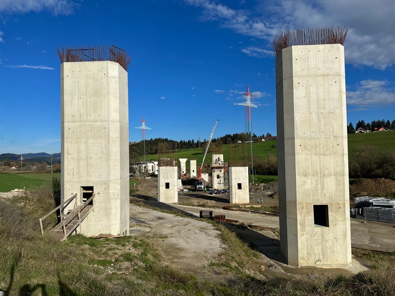 Na GZS poudarjajo pomembno vlogo države - predvsem pri izvajanju velikih infrastrukturnih projektov, eden teh je  tudi gradnja hitre ceste. 