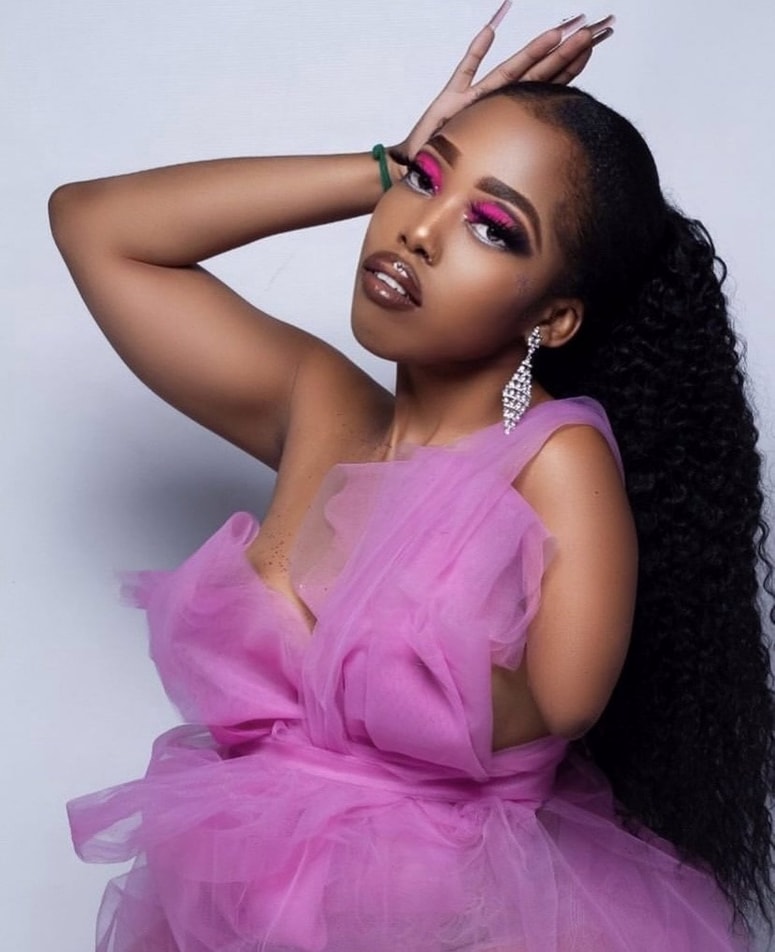 Glavna fotografija članka:(FOTO) Danes je mednarodno uspešen model: To Afričanko so v šoli nadlegovali zaradi videza in invalidnosti