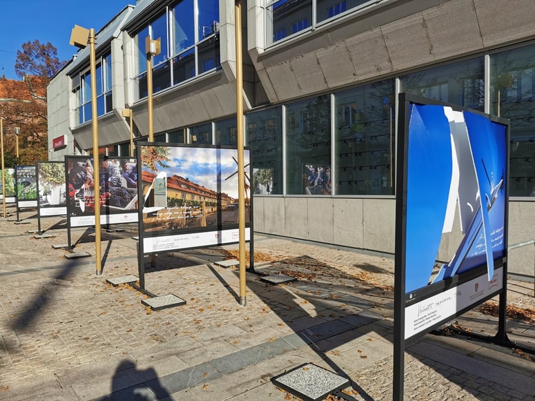 Glavna fotografija članka:(FOTO) Vandalizem v mariborski dnevni sobi: Koga je zmotila razstava na Trgu Leona Štuklja o večnosti zapisani trti?