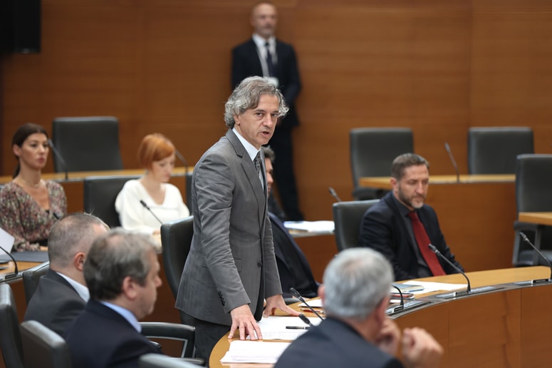 Glavna fotografija članka:(VOX POPULI) Podpora vladi Roberta Goloba znova navzgor, na lestvici politikov kar nekaj premikov