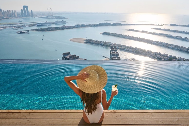 Glavna fotografija članka:(FOTO) V mestu neverjetnih rekordov: Najvišji "neskončni" bazen na svetu ponuja razgled, ob katerem se vam zvrti