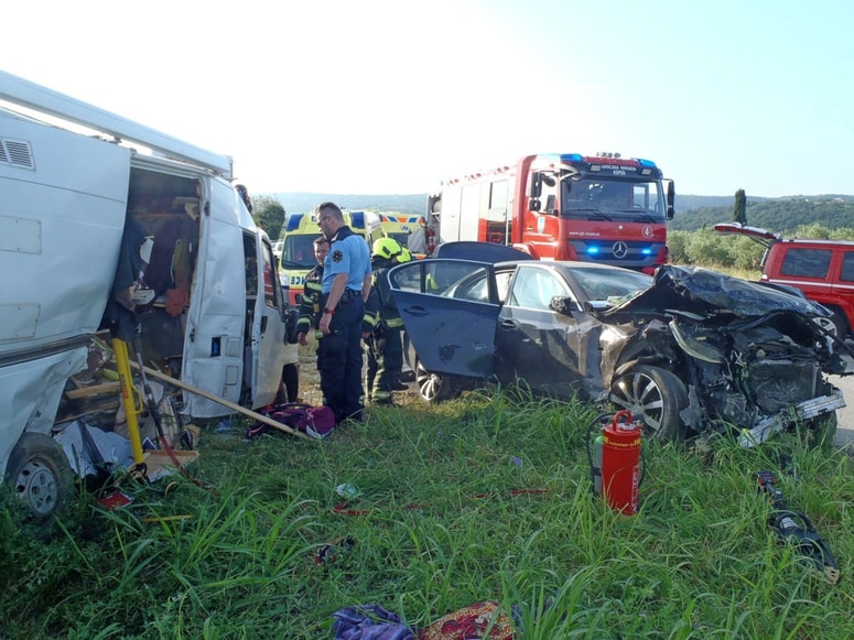 Voznik z BMW-jem na lokalni cesti med Belvederjem in Strunjanom silovito treščil v parkiran avtodom. Francoske turiste so iz uničenega vozila rešili koprski poklicni gasilci. 
