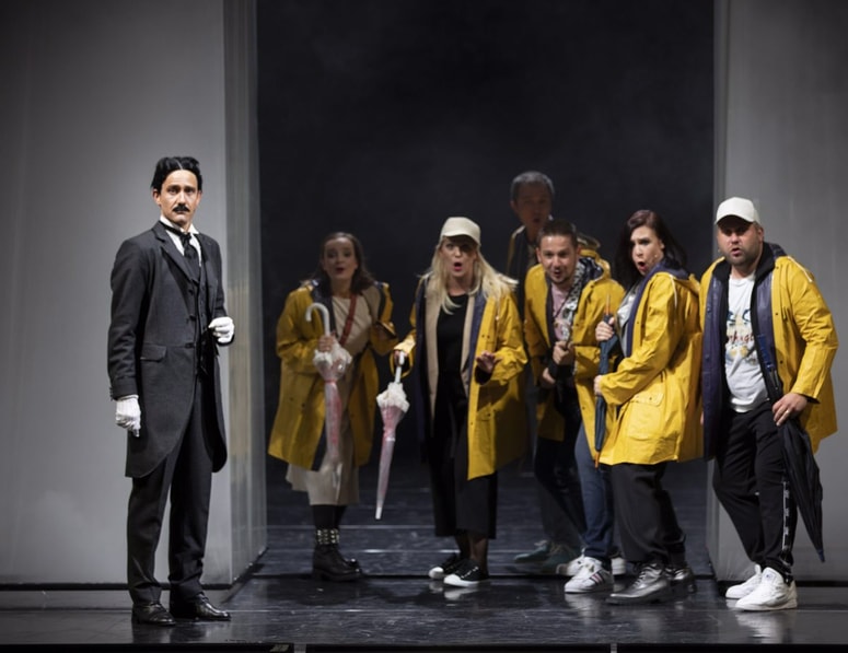 Klemen Slakonja se je uspešno spopadel z naslovno vlogo. Čeprav je bil bolj chaplinovsko karikirajoč kot karizmatično skrivnosten, je izpadel odrsko in glasovno izjemno suvereno. 