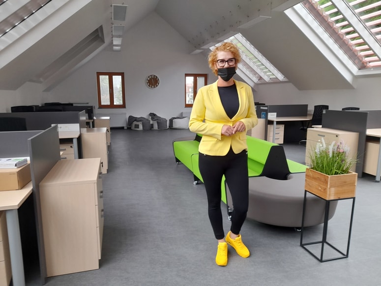 Co-working prostori v Kreativnem centru Čuk, s katerimi upravlja Saša inkubator. Kot pravi direktorica Ana Anžej, stane mesečni najem 40 evrov, polovica miz je še nezasedenih.
 