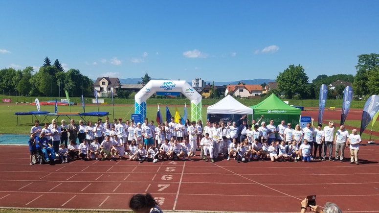 Vsi celjski nosilci slovenske olimpijske bakle na atletskem štadionu Kladivar v Celju 