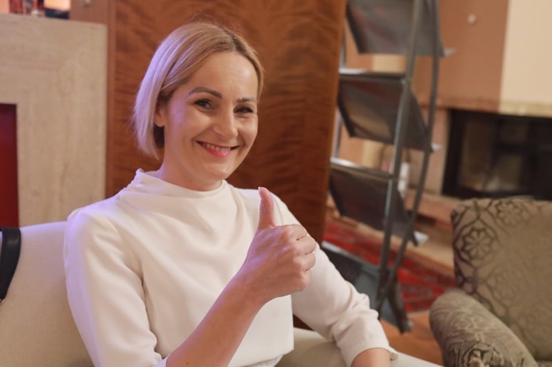 Nuška Gajšek pust jemlje resno. 