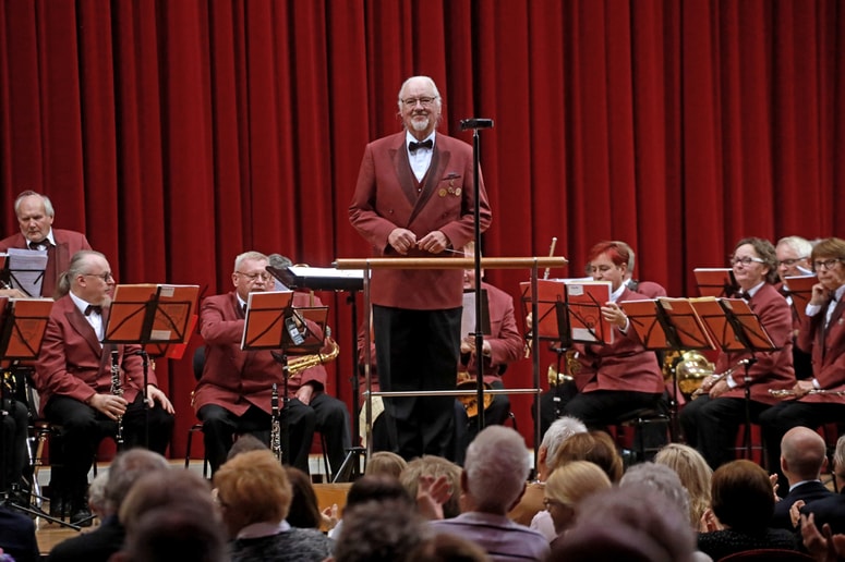 Veteranska godba z dirigentom Ervinom Hartmanom na nastopu ob dnevu kulturnih društev Maribora.