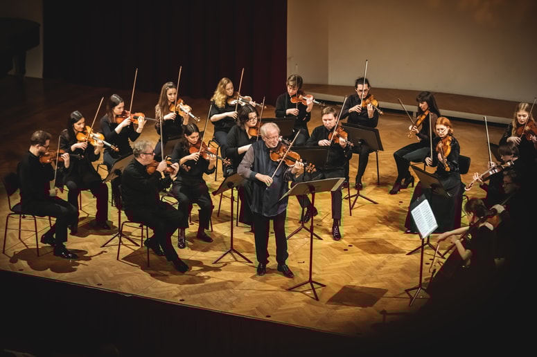 Gidon Kremer je v obeh Piazzollovih delih navdušil kot karizmatičen, navdihnjen solist, vseskozi pa tudi kot navdihujoč vodja izjemne zasedbe. 