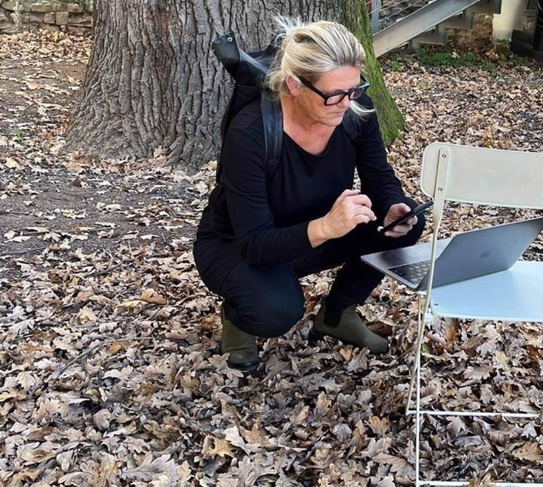 Karmina Šilec med pripravami na geolokacijsko razstavo Philomela