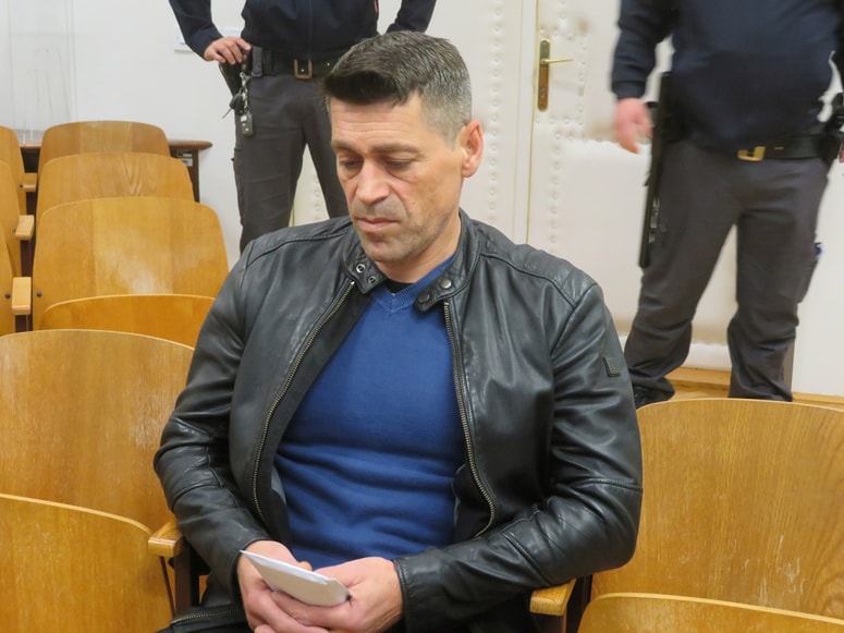 Muhabi Gashi se je po dejanju odpeljal na policijo in prijavil, da doma leži mrtva žena. 