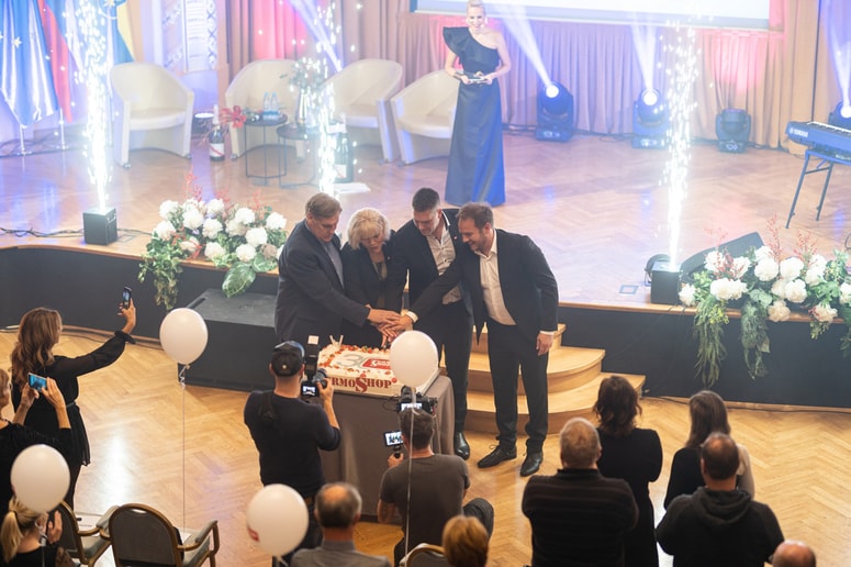 Glavna fotografija članka:Podjetje, ki tedensko namesti okoli 25 toplotnih črpalk, praznovalo 30 let