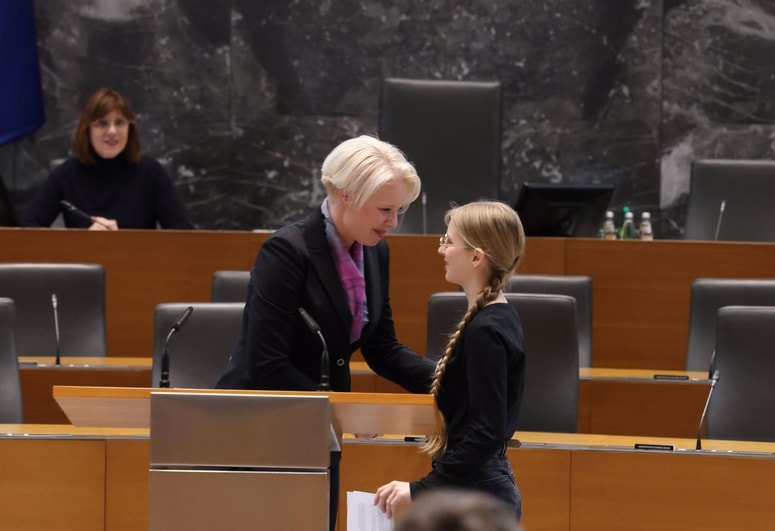 Izabela Škornik med prevzemom vloge predsednice državnega zbora: "Pomembno je, da v času stiske nismo sami, in pri nas - otrocih in mladih - ste za to odgovorni vi, odrasli." 